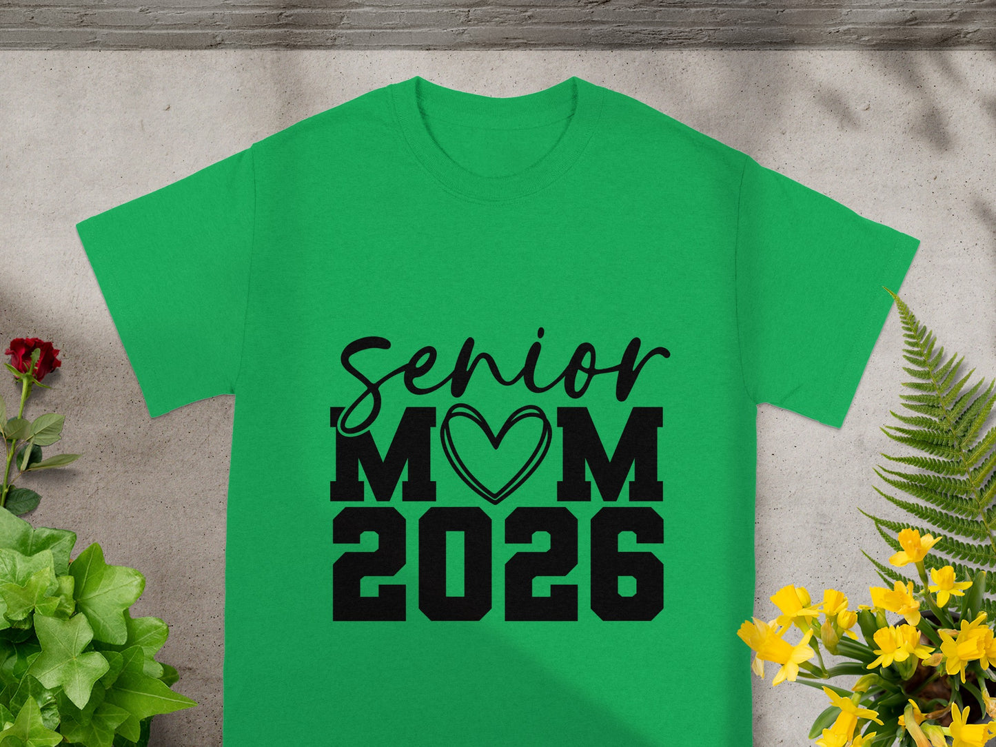 Senior Mom 2026 Heart Design Green T-Shirt