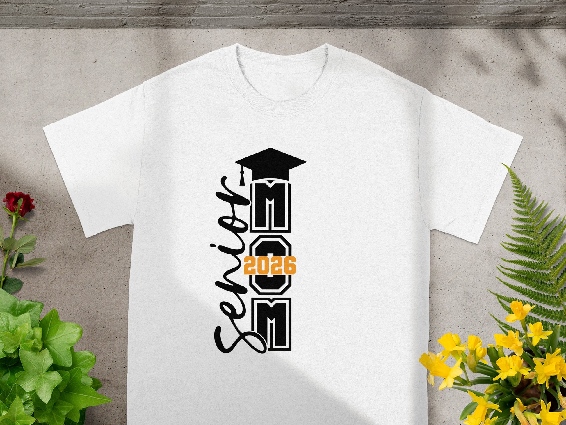 Senior Mom 2026 Graduation T-shirt for Proud Parents