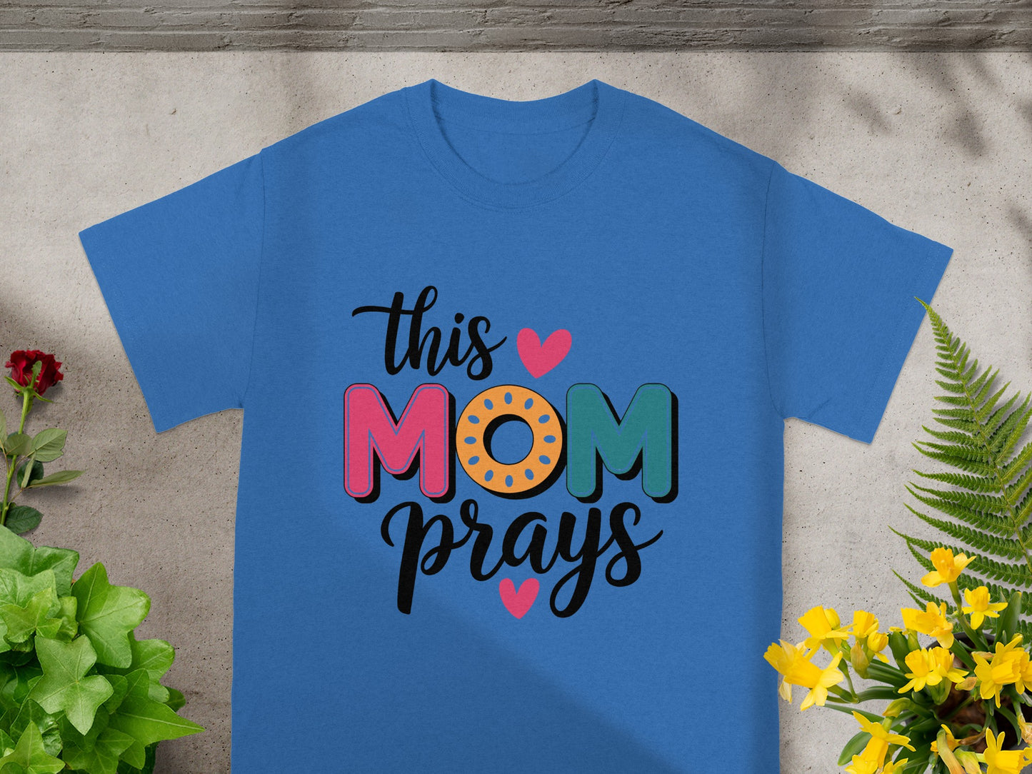 This Mom Prays Heart Design Graphic T-shirt